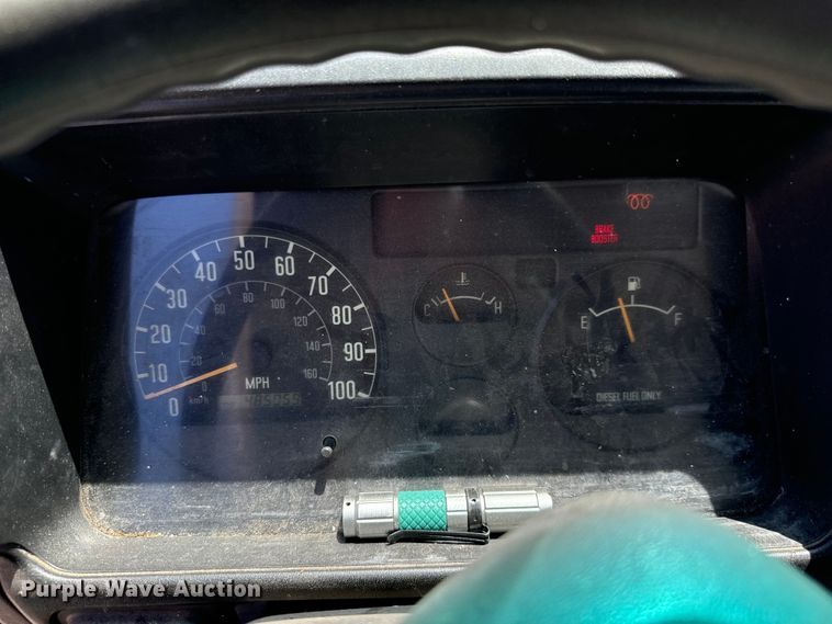 image for item MU9849 2001 Chevrolet  W4500 box truck