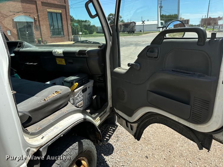 image for item MU9849 2001 Chevrolet  W4500 box truck