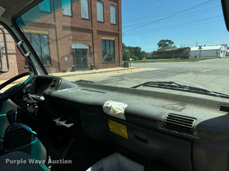 image for item MU9849 2001 Chevrolet  W4500 box truck