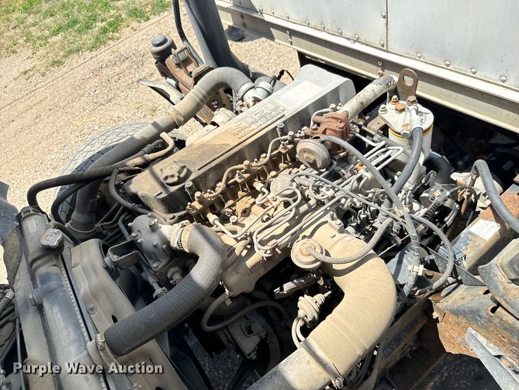 image for item MU9849 2001 Chevrolet  W4500 box truck