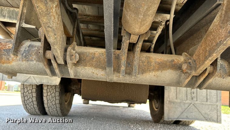 image for item MU9849 2001 Chevrolet  W4500 box truck