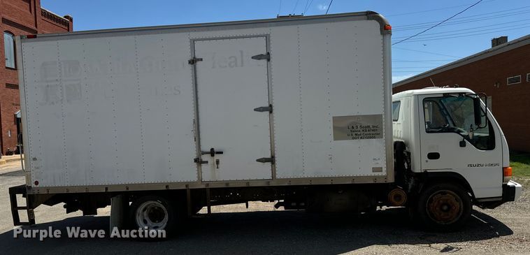 image for item MU9850 2000 Isuzu  NQR box truck
