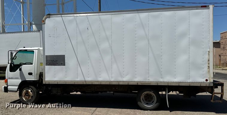 image for item MU9850 2000 Isuzu  NQR box truck