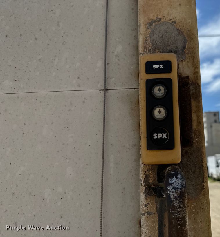 image for item MU9850 2000 Isuzu  NQR box truck