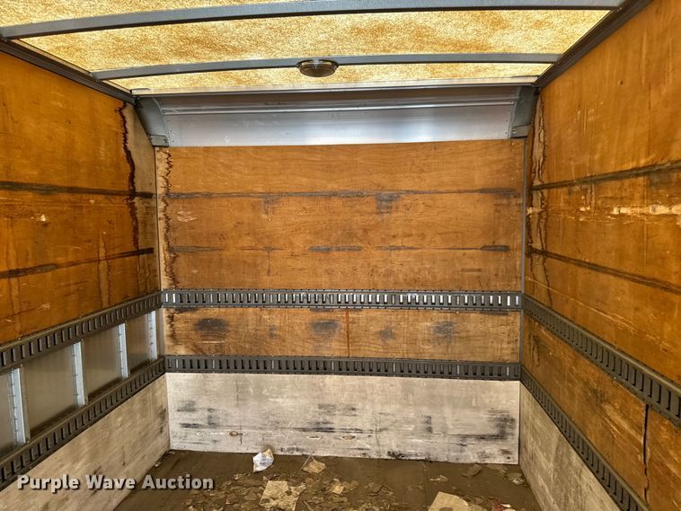 image for item MU9850 2000 Isuzu  NQR box truck