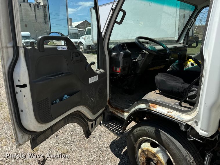 image for item MU9850 2000 Isuzu  NQR box truck