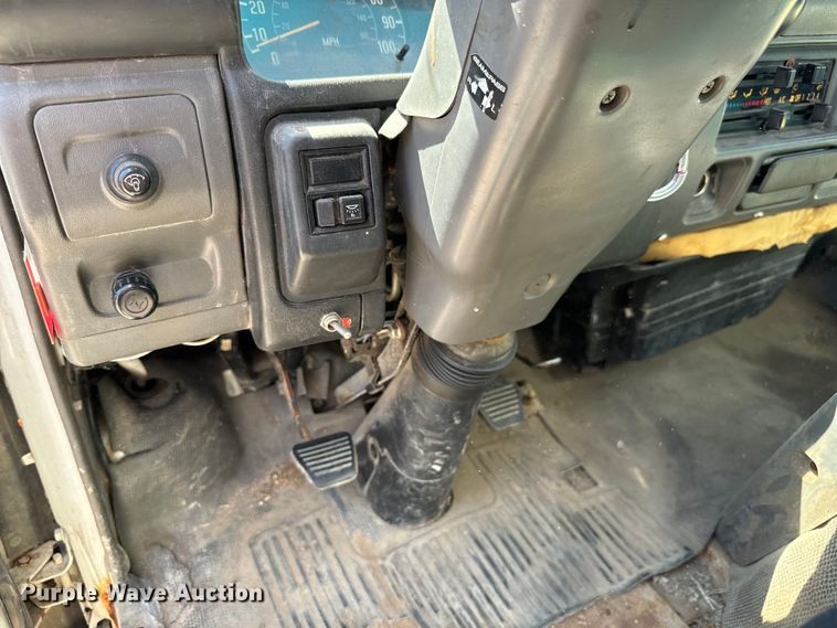 image for item MU9850 2000 Isuzu  NQR box truck