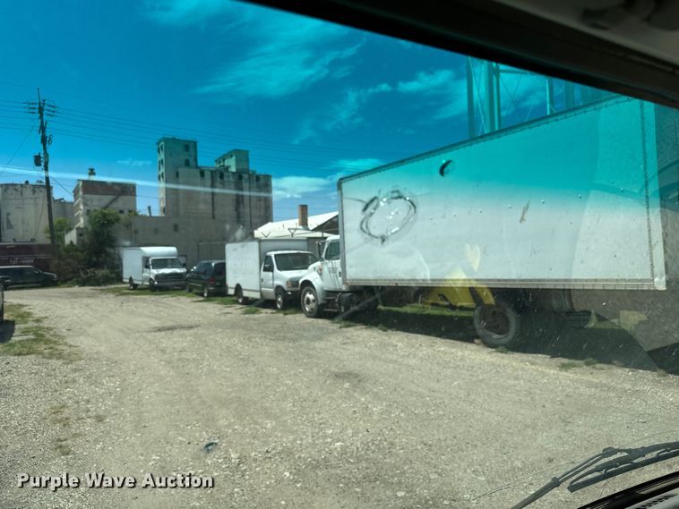 image for item MU9850 2000 Isuzu  NQR box truck