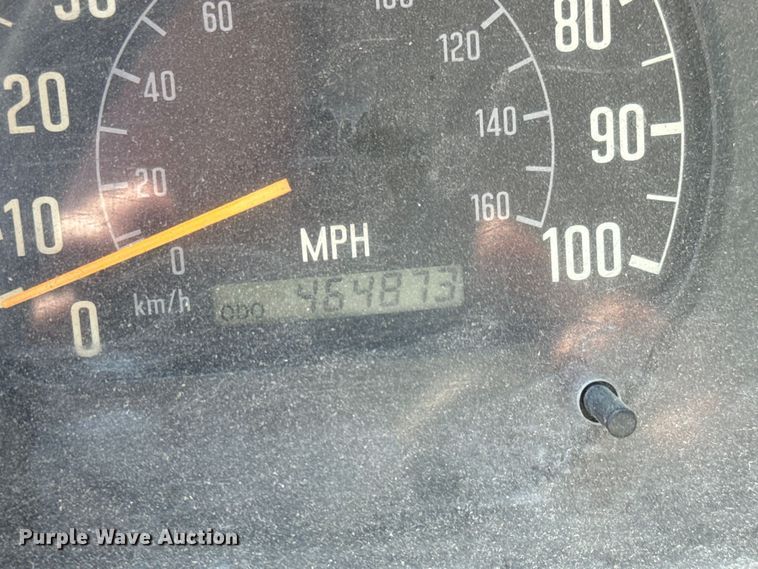 image for item MU9850 2000 Isuzu  NQR box truck