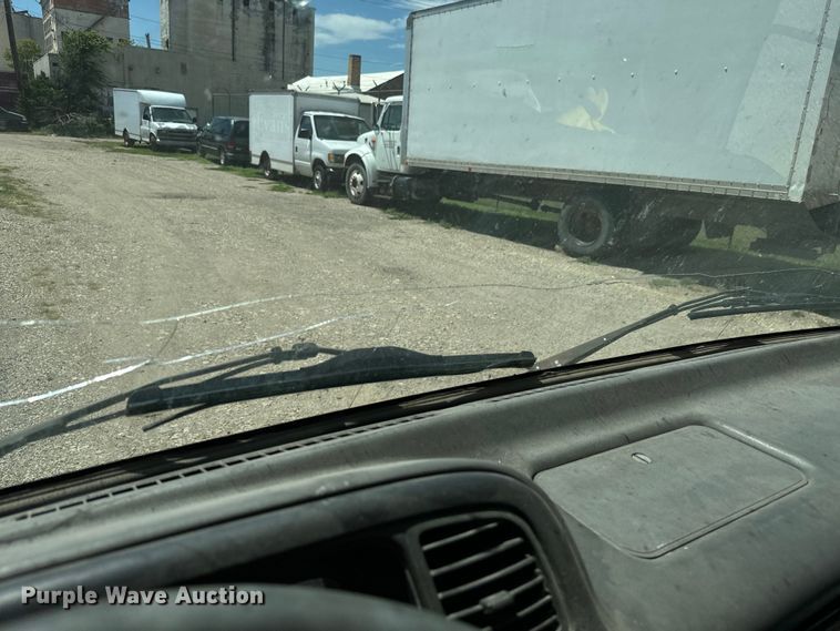 image for item MU9850 2000 Isuzu  NQR box truck