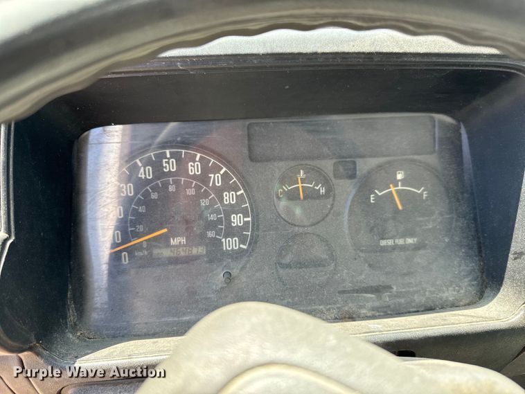 image for item MU9850 2000 Isuzu  NQR box truck