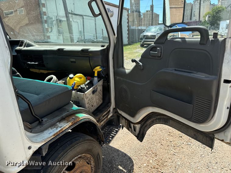 image for item MU9850 2000 Isuzu  NQR box truck