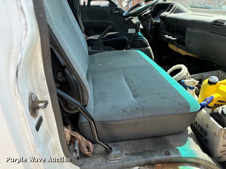 image for item MU9850 2000 Isuzu  NQR box truck