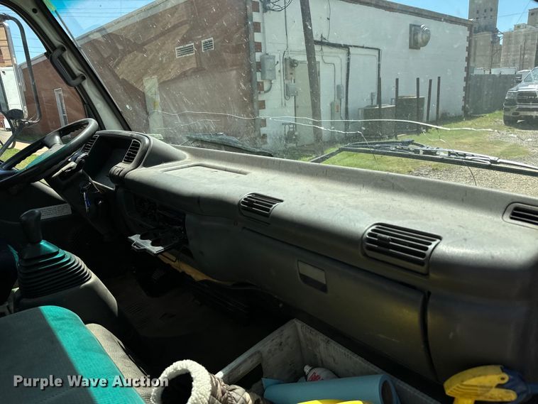 image for item MU9850 2000 Isuzu  NQR box truck