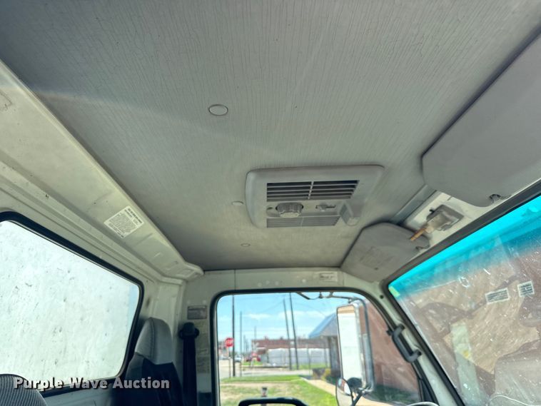 image for item MU9850 2000 Isuzu  NQR box truck