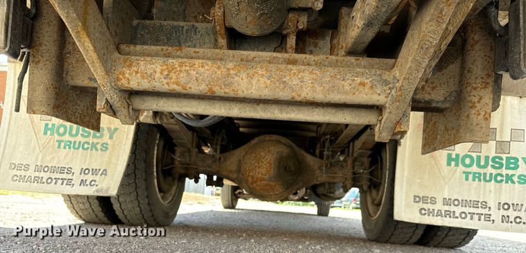 image for item MU9850 2000 Isuzu  NQR box truck