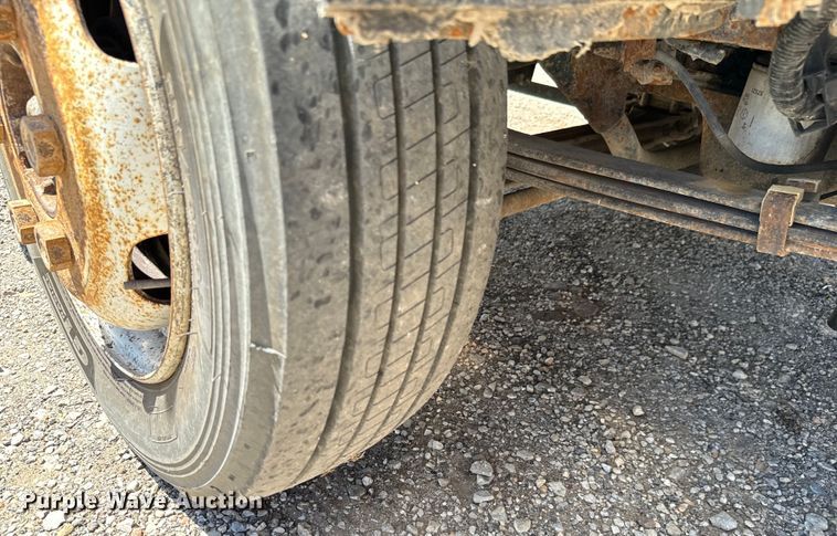 image for item MU9850 2000 Isuzu  NQR box truck