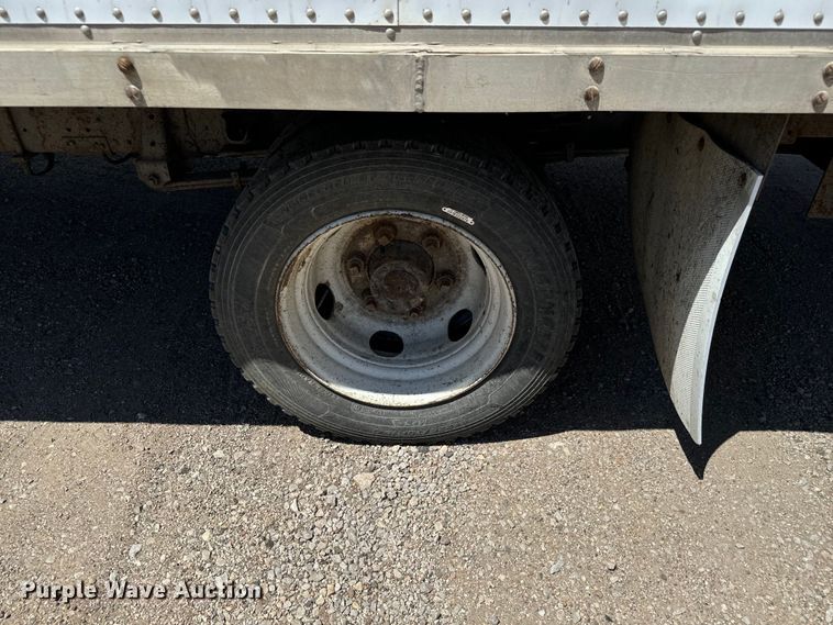 image for item MU9850 2000 Isuzu  NQR box truck