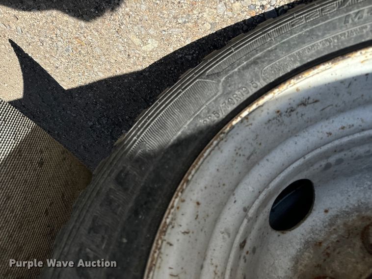 image for item MU9850 2000 Isuzu  NQR box truck