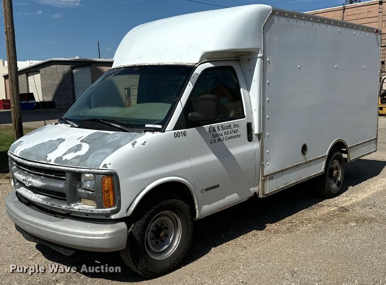 image for item MU9854 2000 Chevrolet  Express 3500 delivery truck