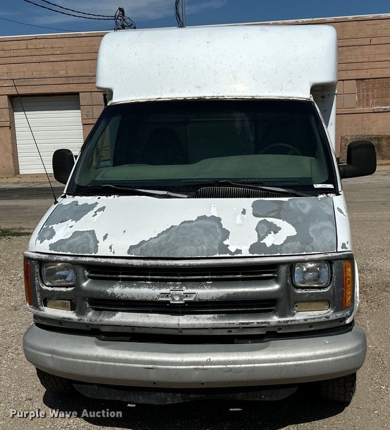 image for item MU9854 2000 Chevrolet  Express 3500 delivery truck