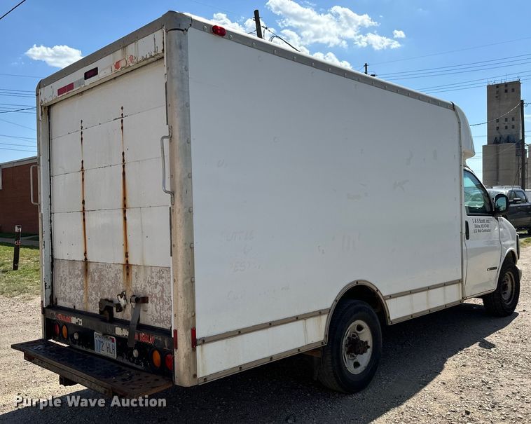 image for item MU9854 2000 Chevrolet  Express 3500 delivery truck