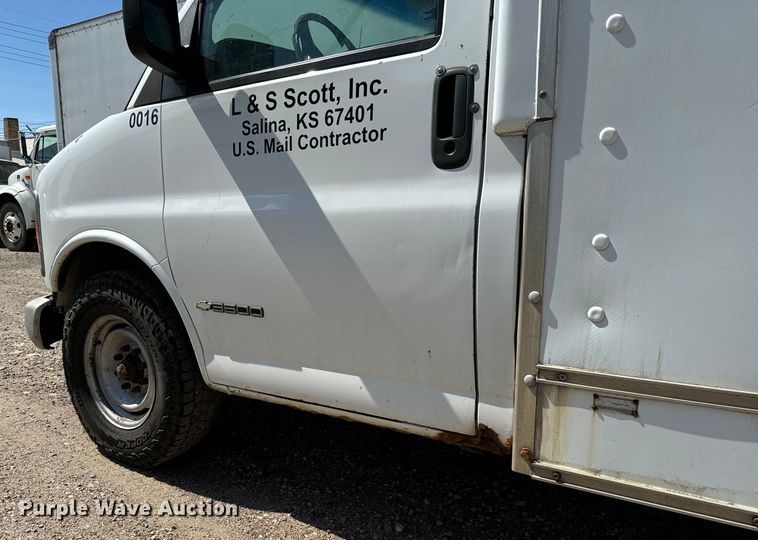 image for item MU9854 2000 Chevrolet  Express 3500 delivery truck