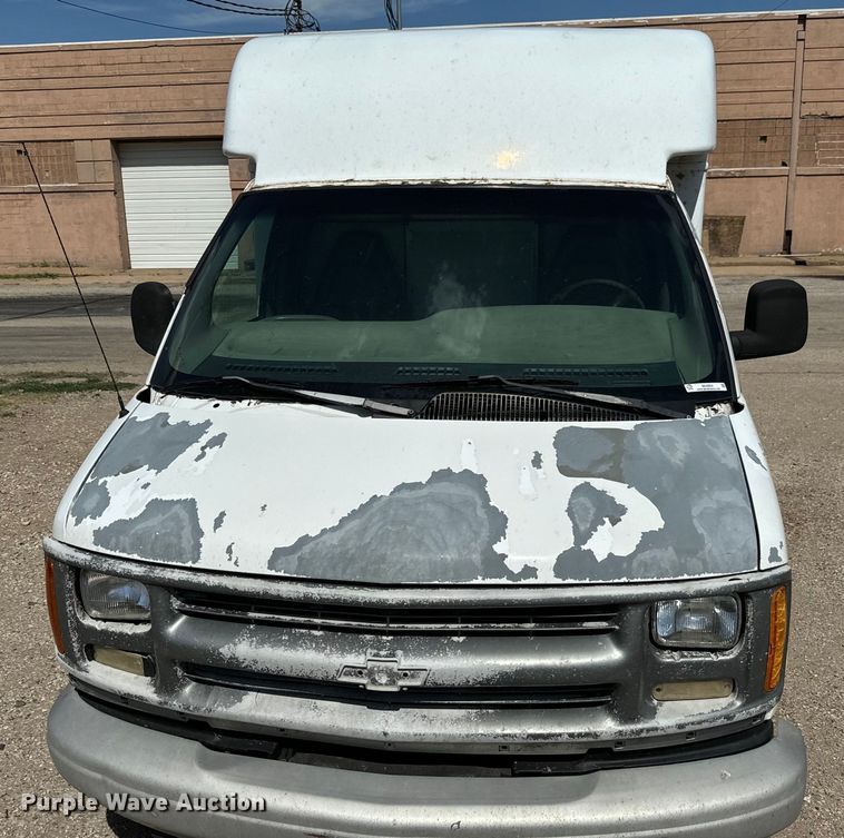 image for item MU9854 2000 Chevrolet  Express 3500 delivery truck