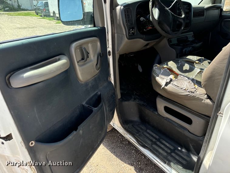 image for item MU9854 2000 Chevrolet  Express 3500 delivery truck