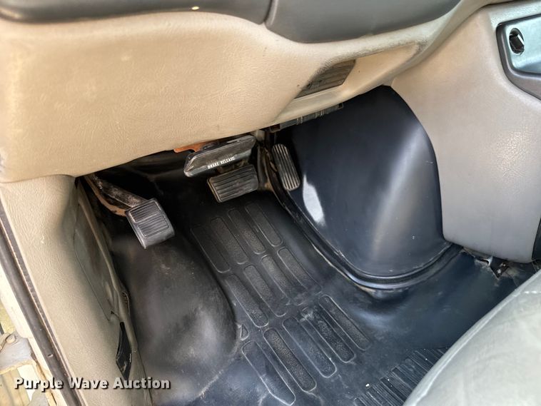 image for item MU9854 2000 Chevrolet  Express 3500 delivery truck