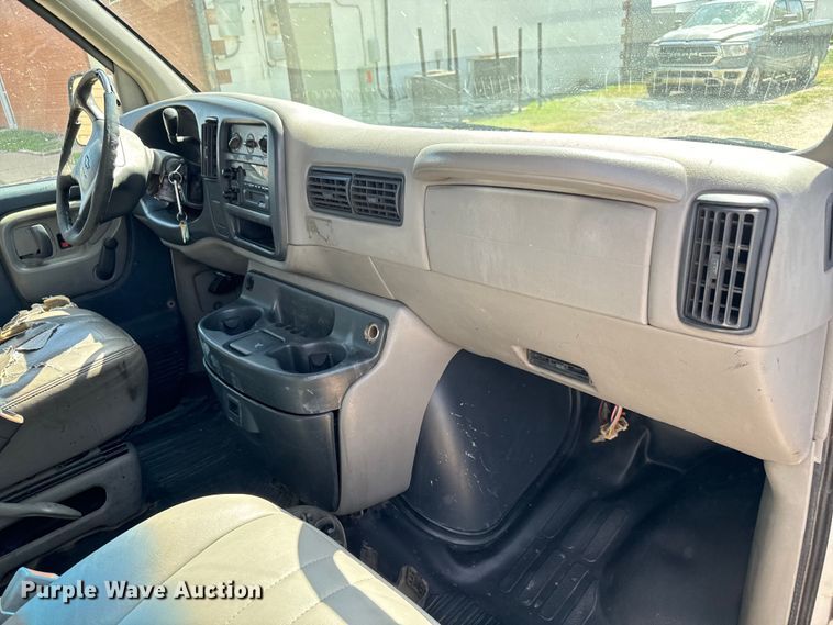 image for item MU9854 2000 Chevrolet  Express 3500 delivery truck