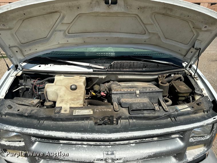 image for item MU9854 2000 Chevrolet  Express 3500 delivery truck