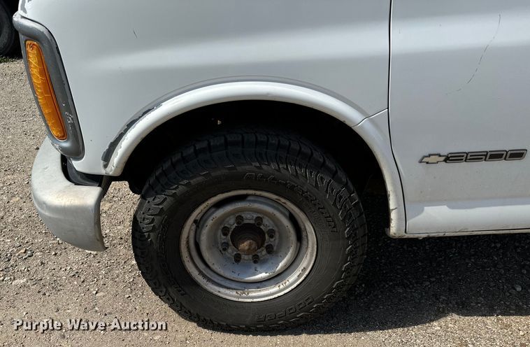 image for item MU9854 2000 Chevrolet  Express 3500 delivery truck