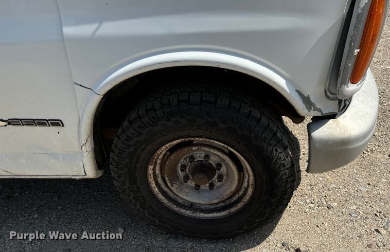 image for item MU9854 2000 Chevrolet  Express 3500 delivery truck