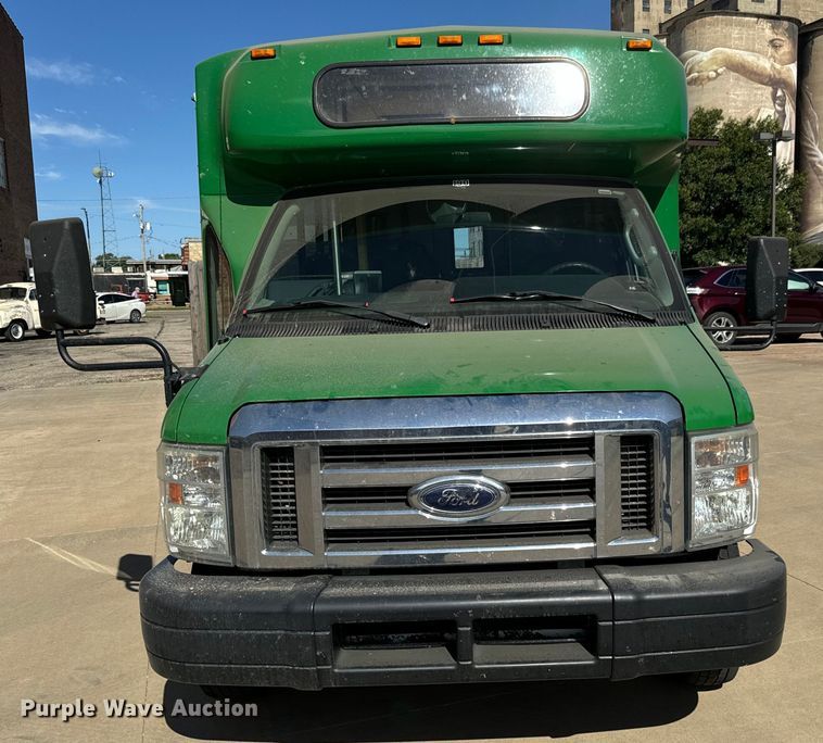 image for item MU9855 2010 Eldorado E450 Super Duty shuttle bus