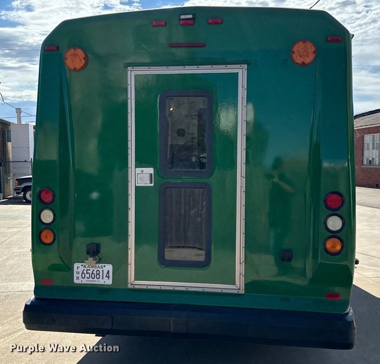 image for item MU9855 2010 Eldorado E450 Super Duty shuttle bus