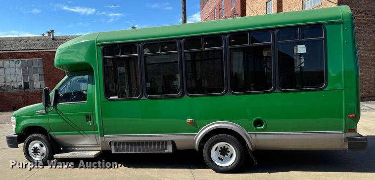 image for item MU9855 2010 Eldorado E450 Super Duty shuttle bus