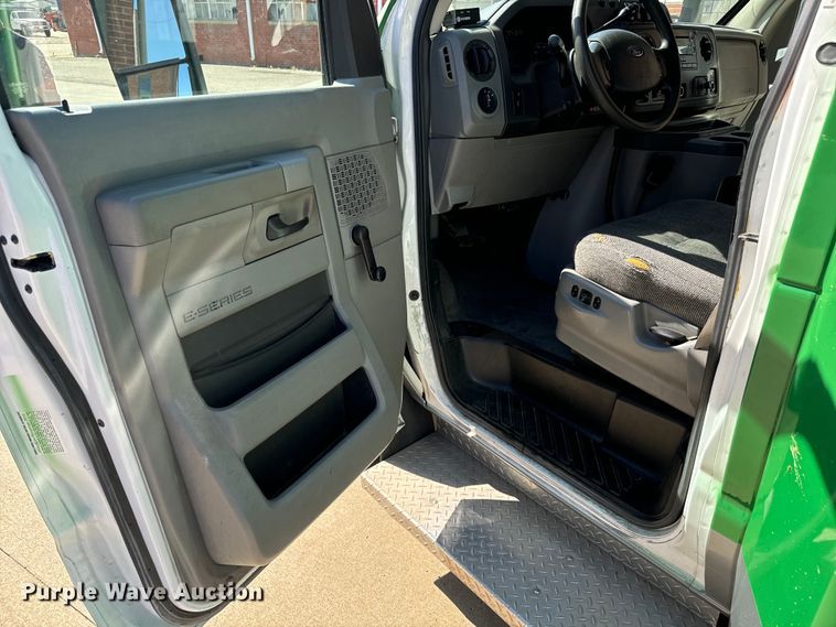 image for item MU9855 2010 Eldorado E450 Super Duty shuttle bus