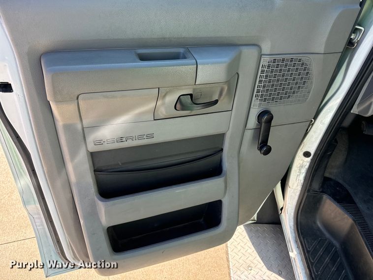 image for item MU9855 2010 Eldorado E450 Super Duty shuttle bus