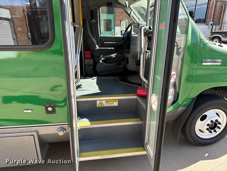 image for item MU9855 2010 Eldorado E450 Super Duty shuttle bus