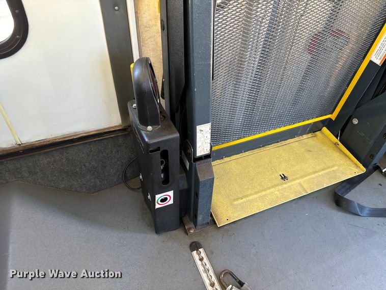 image for item MU9855 2010 Eldorado E450 Super Duty shuttle bus