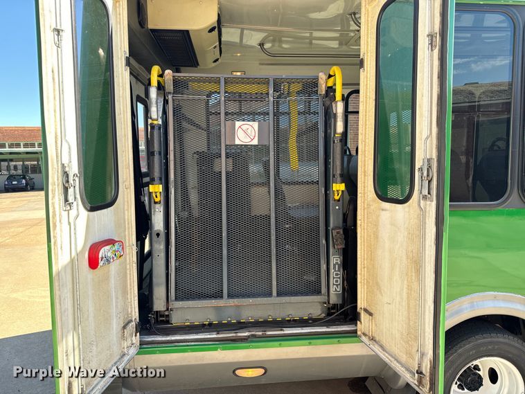 image for item MU9855 2010 Eldorado E450 Super Duty shuttle bus