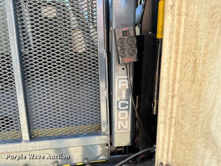 image for item MU9855 2010 Eldorado E450 Super Duty shuttle bus