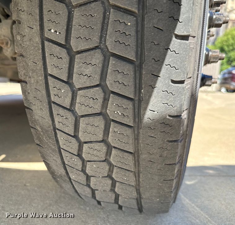 image for item MU9855 2010 Eldorado E450 Super Duty shuttle bus