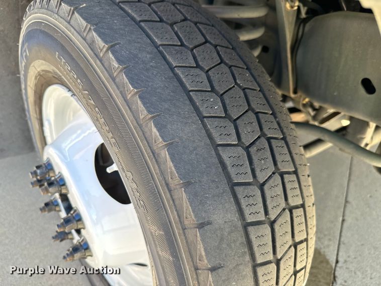 image for item MU9855 2010 Eldorado E450 Super Duty shuttle bus