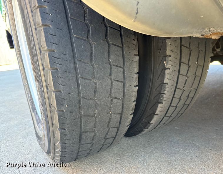 image for item MU9855 2010 Eldorado E450 Super Duty shuttle bus