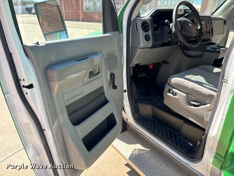 image for item MU9856 2014 Eldorado Aerotech Ford 220 shuttle bus