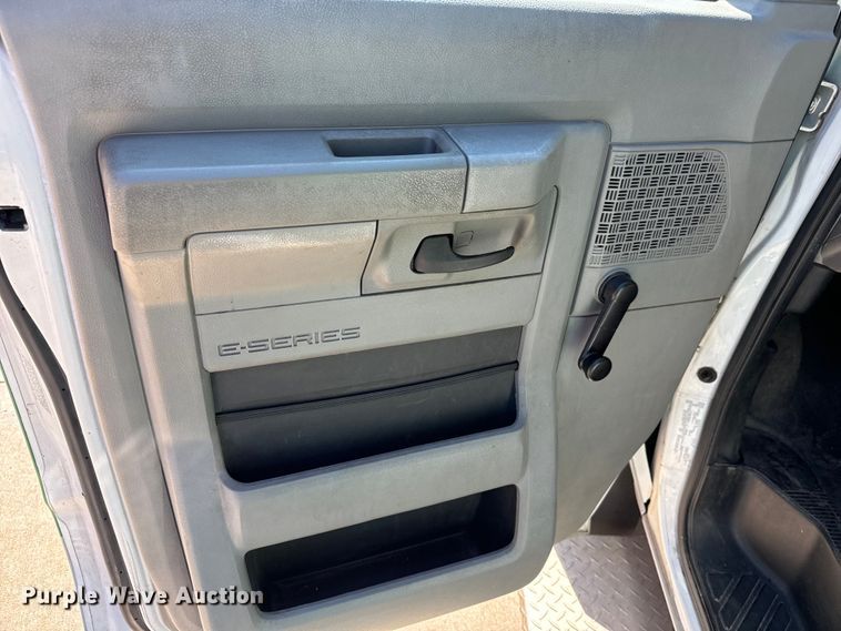 image for item MU9856 2014 Eldorado Aerotech Ford 220 shuttle bus