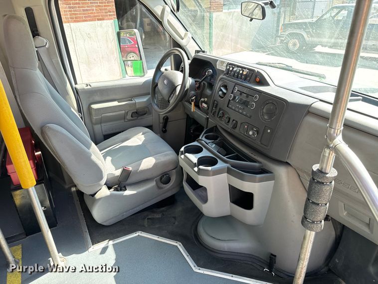 image for item MU9856 2014 Eldorado Aerotech Ford 220 shuttle bus