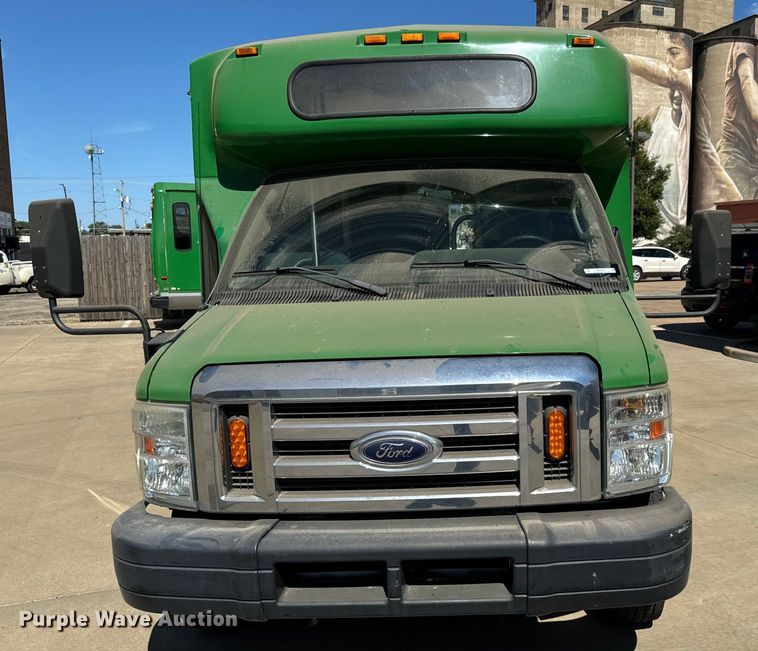 image for item MU9857 2011 Ford E450 Super Duty  shuttle bus